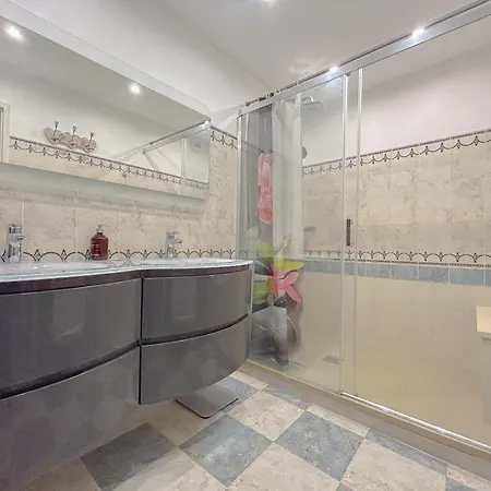 Lumineux Avec Box, Proche Plage,centre, Raphael Saint-Raphaël